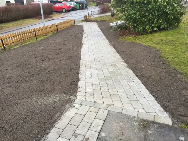 Nylagd gångväg med marksten