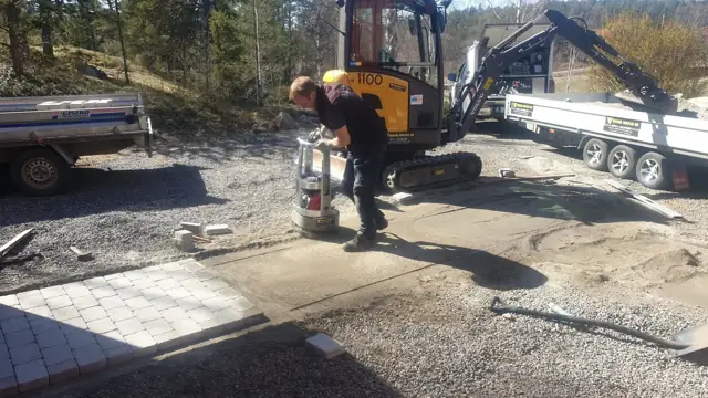 Grävmaskin på byggarbetsplats