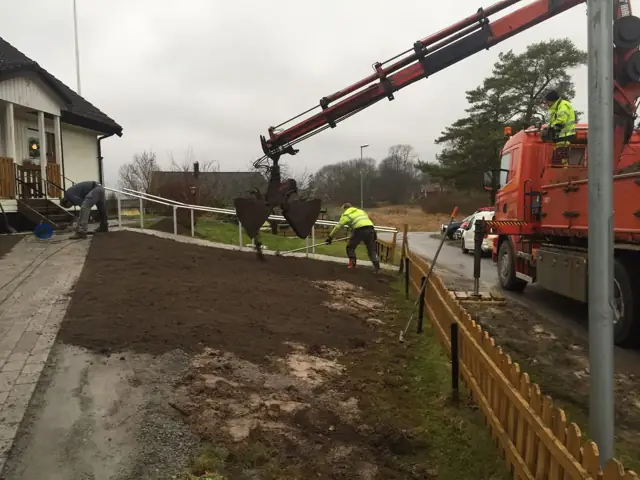 Lossning av material med kranbil
