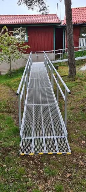 Rullstolsramp i aluminium vid radhus