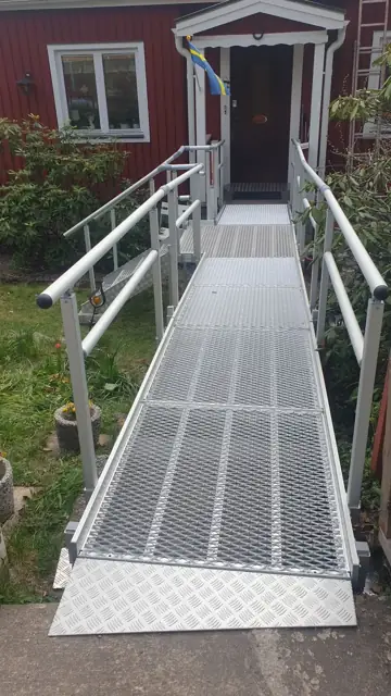 Ramp med vilplan vid entré