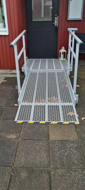 Rullstolsramp längs husfasad