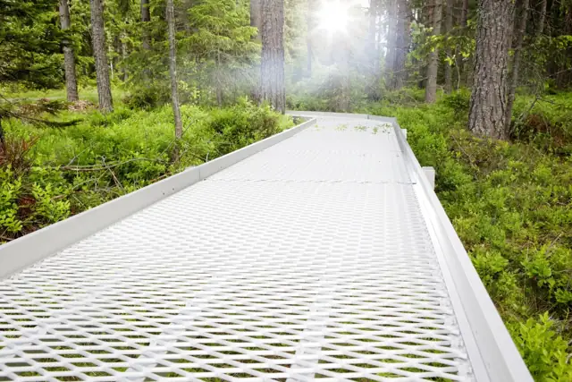 Lång ramp genom naturtomt