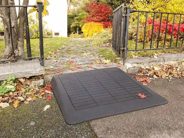 Tröskelramp i gummi vid grind